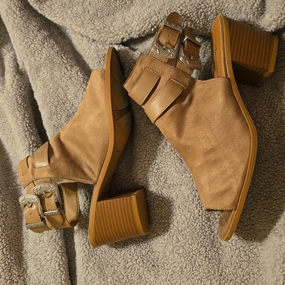 American Eagle tan booties